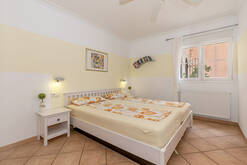 Apt. A) Schlafzimmer 2/bedroom2/dormitorio 2