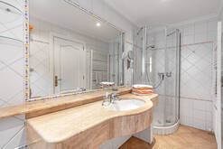 Apt. A) Bad 1/bath 1/baño1