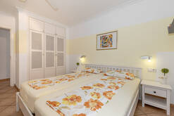 Apt. A) Schlafzimmer 2/bedroom2/dormitorio 2