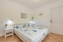 Apt. A) Schlafzimmer 1/bedroom 1/dormitorio 1