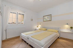 Apt. B) Schlafzimmer 1/bedroom 1/dormitorio 1