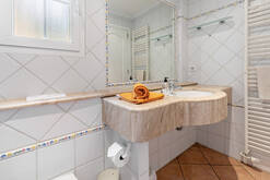 Apt. A) Bad 2/bath 2/baño 2