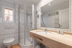 Apt. A) Bad/bath/bath