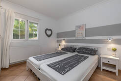 Apt. A) Schlafzimmer 2/bedroom 2/dormitorio 2