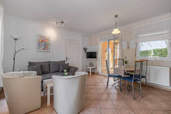 Apt. B) Wohnzimmer/lounge/salón