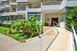 Hintereingang/back entrance/entrada trasera